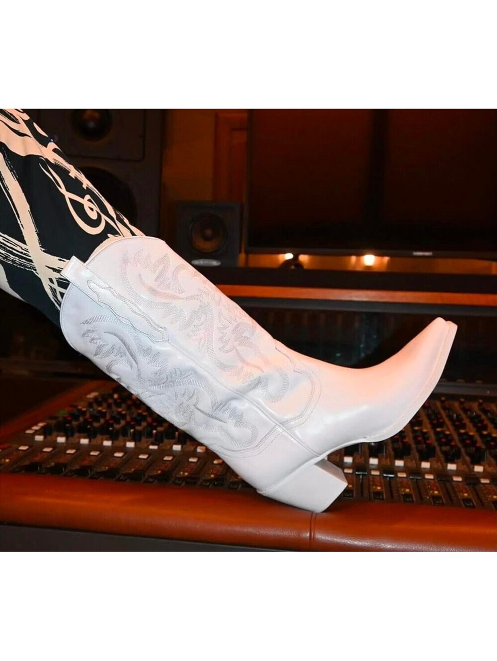 Mattiventon White Vintage Embroidered Western Cowboy Boots with Chunky Heel